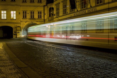 Autorská fotografie -Tram in Prague ( 60x40 cm, s ochranou laminací a rámem Nielsen )
