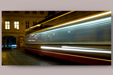 Fotografie na akrylátovém skle - Noční tramvaj 2, 70 x 35 cm